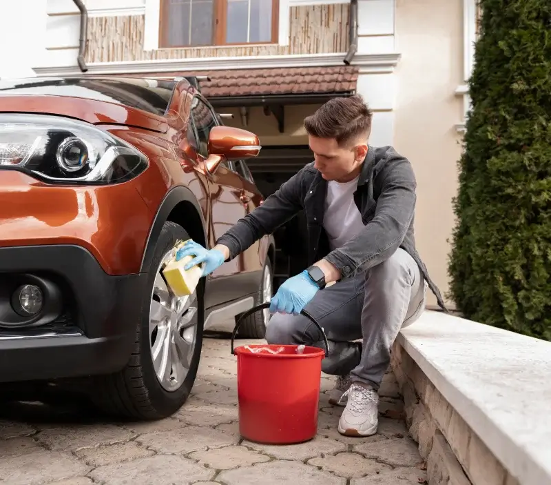 Lavage auto à domicile Couffy : professionnel intervenant sur un véhicule